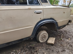 Детвора из ДНР вскрыла «шестёрку» и сняла всё, что откручивалось 