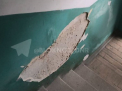 В Донецке крыша многоэтажки 3 года течёт и затапливает квартиры, чиновники молчат