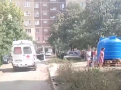 Девушка упала в обморок в очереди за водой в Макеевке