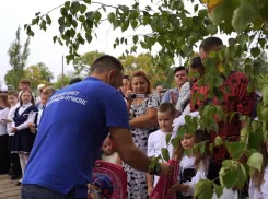 В День знаний ребятам из Кураховки подарили 30 рюкзаков