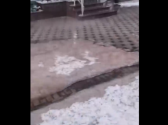 Горячий фонтан бьет с крыши дома в Макеевке