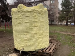 В Енакиево баки для воды облепили монтажной пеной перед сложной зимой ДНР