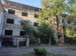 «Кирпичи падают на голову»: жители Донецка требуют снести заброшку
