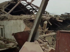 Снаряд ВСУ разрушил дом в Петровском районе Донецка, хозяйка чудом выжила