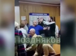 Мужчина кавказской внешности накинулся на инвалида и медработника в очереди за талоном в поликлинике Донецка