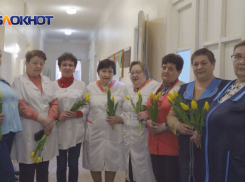 Волонтеры поздравили коллектив донецкой больницы с 8 Марта