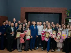 За храбрость и заслуги: в ДНР наградили молодых героев