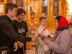 Розовые тюльпаны в День жен-мироносиц: в храме Петра и Февронии в ДНР молодежь поздравила прихожанок