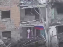 Военные в костюме Деда Мороза развернули российский флаг в Димитрове