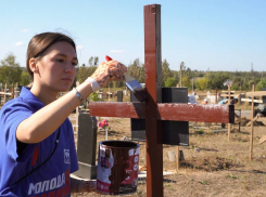 Надгробные таблички на могилах ополченцев ДНР обновили волонтеры