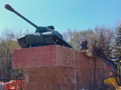 К 9 мая: в Макеевке на Аллее Победы восстанавливают легендарный танк ИС-3