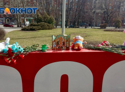 Иконы и больше цветов: дончане продолжают приходить к стеле Россия
