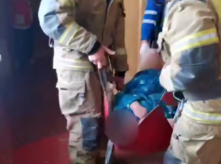 В Макеевке, ДНР, спасатели и полицейские помогли женщине, нуждавшейся в медпомощи