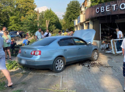 Пьяный водитель протаранил магазин в Макеевке, есть пострадавшие