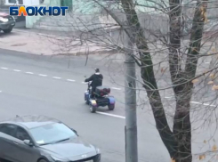 В Донецке «скуф» на трицикле попер против движения автомобилей и заехал на полосу для автобусов