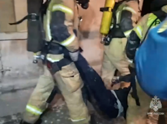 В Макеевке, ДНР, пожарные спасли из горящего дома четверых взрослых и троих детей