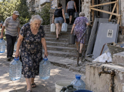 Больше года без воды: жители Бирюзова в Донецке носят её на верхние этажи пешком