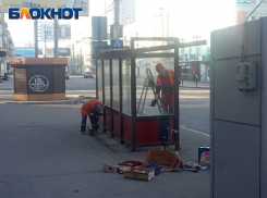 В Донецке коммунальщики ликвидируют последствия обстрелов и наводят красоту в выходной