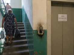 Десятки домов в Донецке остались без лифтов