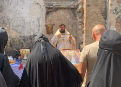 В храме под Угледаром впервые за три года провели службу в честь Святых апостолов Петра и Павла