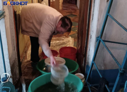 "Хоть клеенкой сделайте!": более трех лет живут без крыши жильцы дома на Дагестанской в Донецке