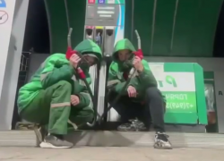 Про «безбожные» заправки сняли истерический клип сотрудники АЗС в ДНР