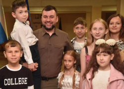 «Желаю расти сильными и здоровыми!»: Глава ДНР Денис Пушилин поздравил земляков с Днём защиты детей