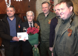 Микроволновка, торт и письмо из Кремля: как в Донецке поздравили ветеранов с Днем Победы