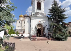 Расчищать от завалов территорию монастыря под Угледаром помогает молодежь «Народного Фронта» со всей России