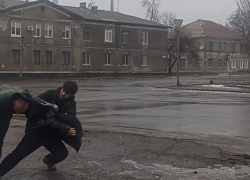 Обезумевший мужик кавказской внешности начал драку и приставал к девочкам в Горловке