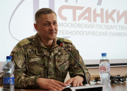 О новых технологиях в беспилотной сфере и жизни в ДНР с московскими студентами пообщался советник главы ДНР Ян Гагин