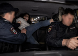 В Ясиноватой женщина ударила полицейского ногой в голову в салоне машины