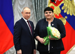Владимир Путин присвоил звание заслуженного работника здравоохранения Анне Железной из Донецка