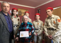 Юные ученики ДНР приходят в гости к ветеранам и поздравляют их с наступающим праздником