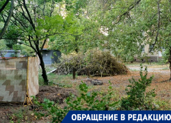 Дворы на улице Артёма в Донецке стали похожи на испытательный полигон из-за мусора  