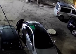 В Мариуполе женщина облила зелёной краской чужой автомобиль 
