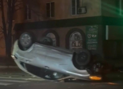 Пьяные подростки разбили в хлам иномарку и скрылись с места ДТП с перевертышем в Донецке