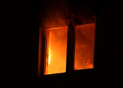 Дом сгорел дотла: МЧС России потушили мощный пожар в Снежном