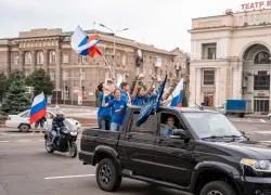 Под музыку и с флагами: в центре Донецка прошел автопробег в честь Дня России