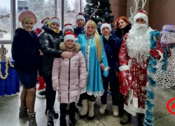 На донецких вокзалах пассажиров встречают Дед Мороз и Снегурочка