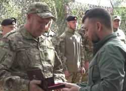 Их танк несколько раз подорвался на минном поле: Денис Пушилин вручил военнослужащим звёзды Героев ДНР
