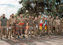 В Донецке молодежь совместно с бойцами из Южной Осетии возложила цветы к бюсту «Мамая» 