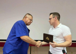 Знаком «Заслуженный врач ДНР» наградили онколога из Донецка Игоря Седакова 