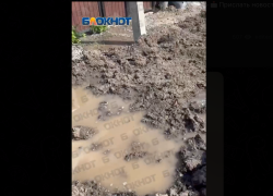 Двор в Макеевке ДНР превращается в болото из-за изношенного водовода