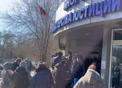 «Это ненормально, что люди стоят в очереди целый день»: власти ДНР приехали с инспекцией в центральный МФЦ 