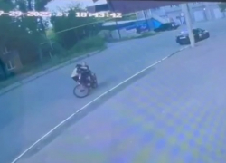 Подростки на питбайке сбили ребенка на самокате в Макеевке, ДНР и скрылись