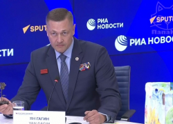 Осколок войны на Украине на территории США: Ян Гагин передал Виктории Нуланд розу из снаряда, выпущенного ВСУ по Донецку
