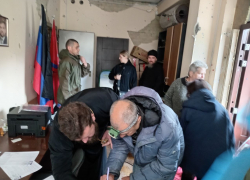 Жителям Угледара вручили 11 сим-карт «Феникс» и помогли собрать документы на соцвыплаты