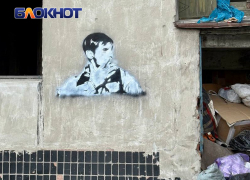 Портрет легендарного «Гиви» увековечен на здании, где Михаил Толстых давал интервью под «Градами» ВСУ