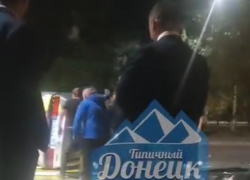 Легковушка опрокинулась рядом с гостиницей Рамада в Донецке